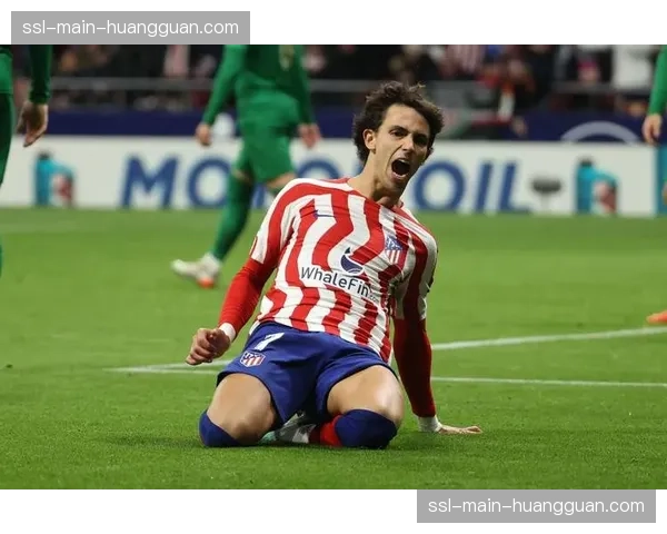 特写：菲利克斯攻破旧主马竞球门后拒绝庆祝，双手下压示意