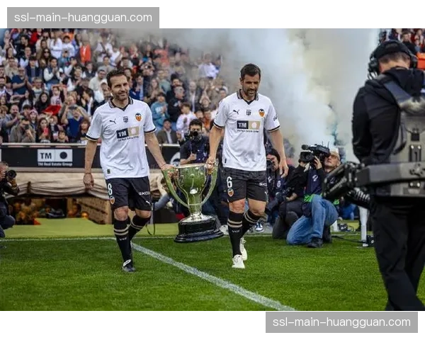 赛场侧记：大雨中的梅斯塔利亚，球迷高歌助威瓦伦西亚